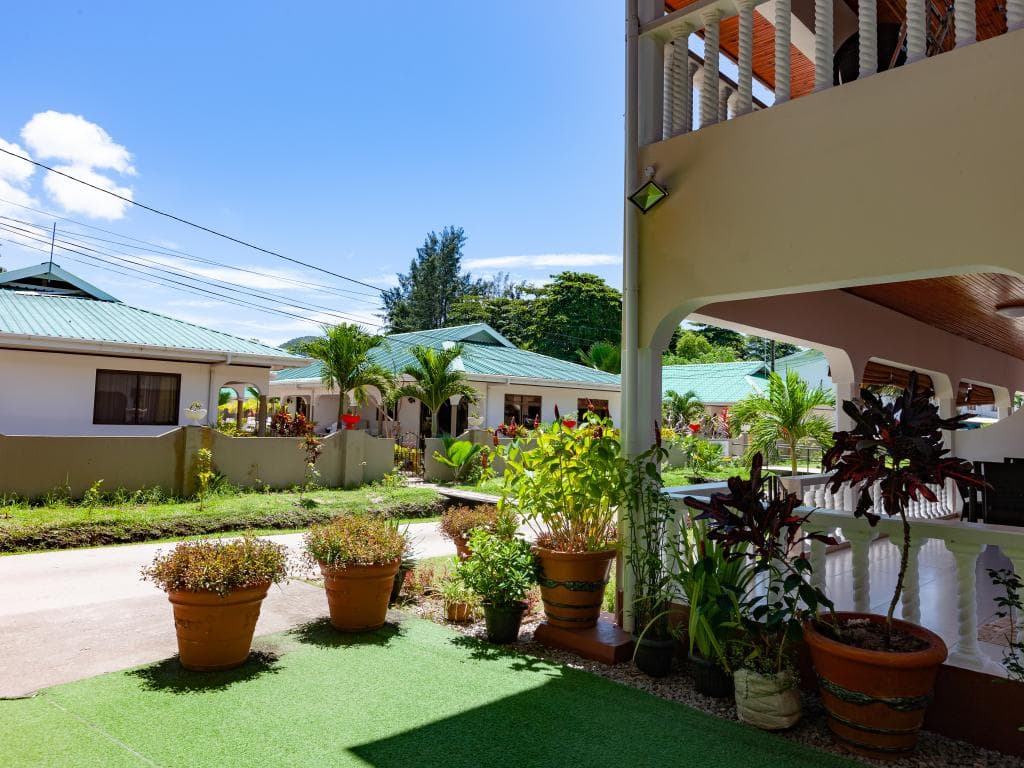 Tourterelle Holiday Home outdoor seating area