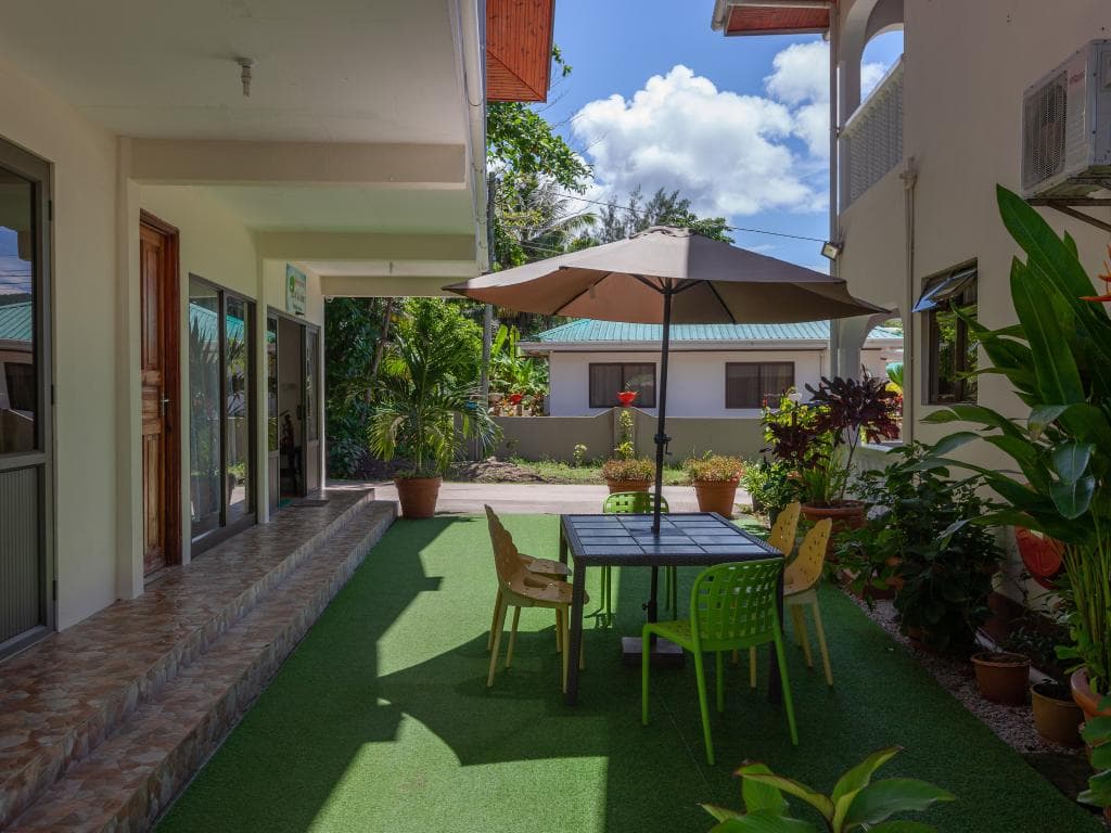 Tourterelle garden pathway