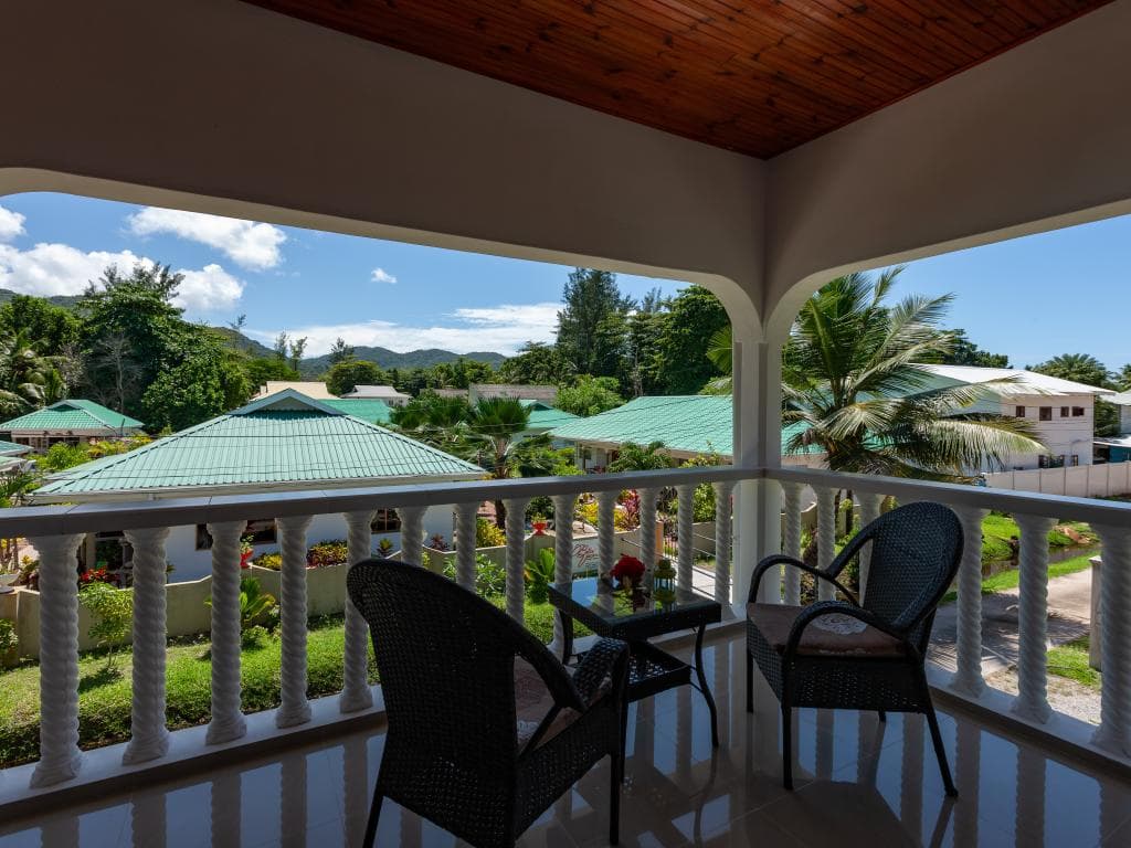 Studio Apartment — spacious bedroom with king-size bed